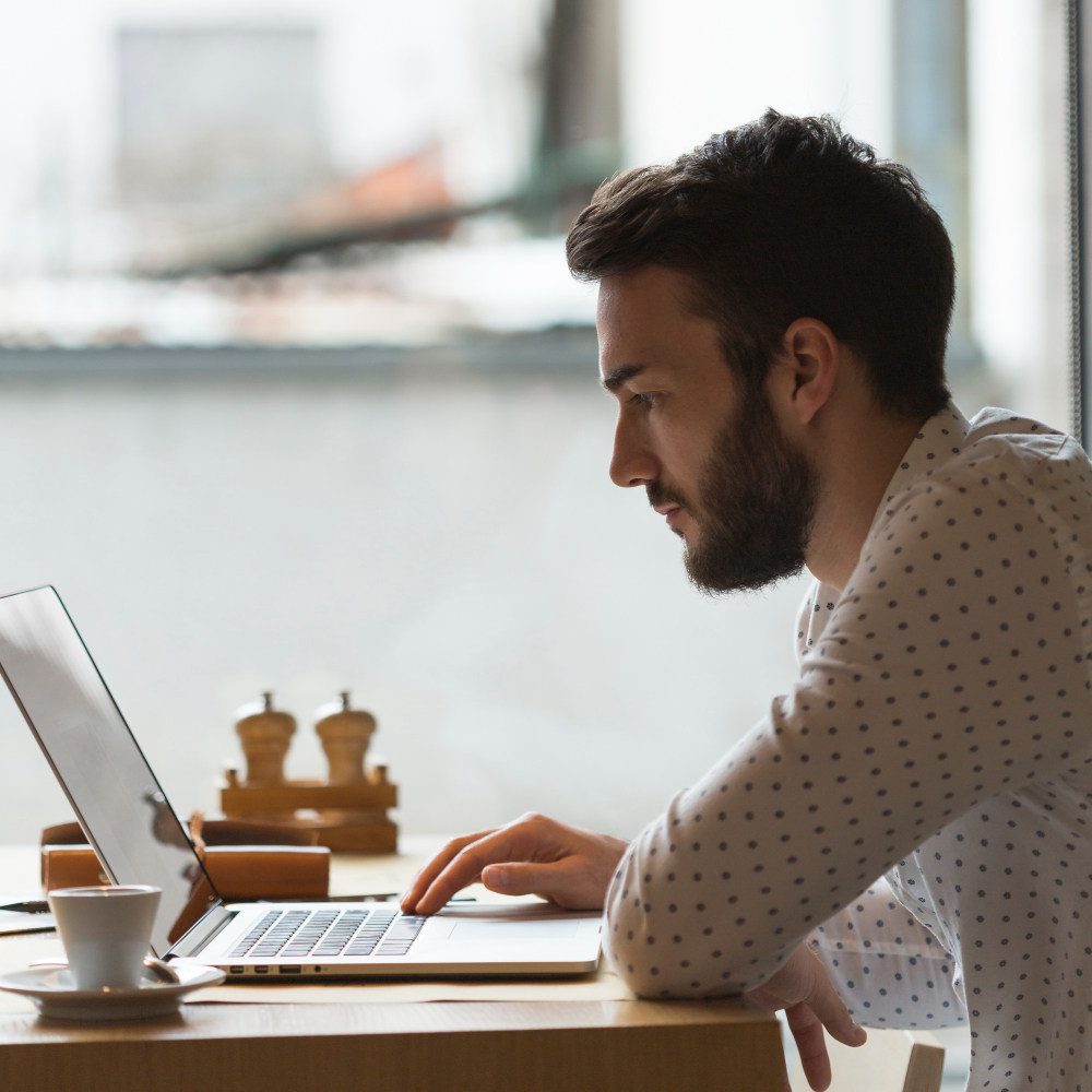 Nómada digital solicitando residencia en España mediante Abogados de Extranjería TV